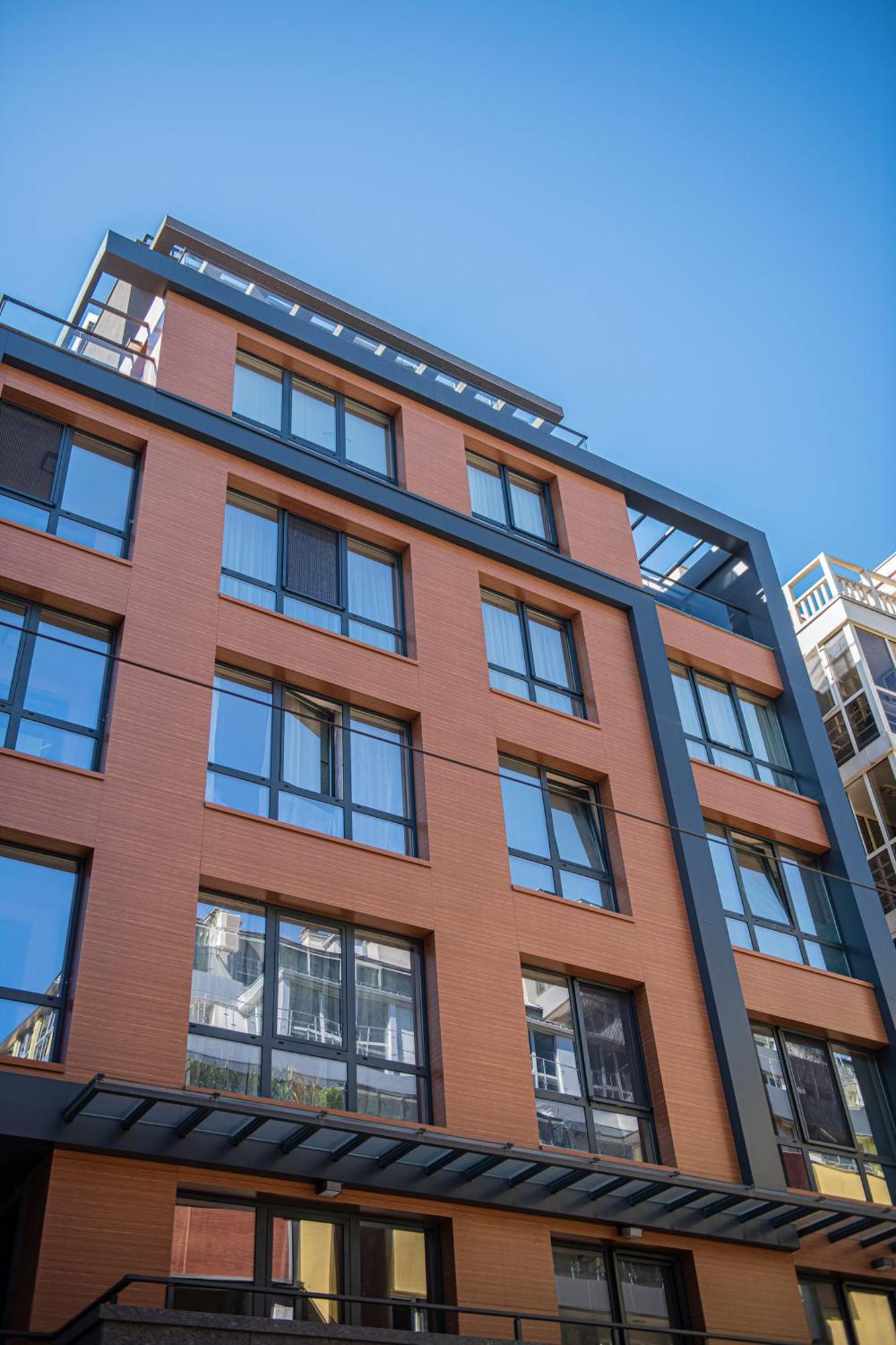Tokiyo: A Lovely Center 2 Bedrooms With Private Parking